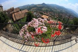 Un balcone fiorito nel centro storico di Talamello in Emilia-Romagna