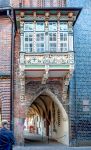 Un balcone scolpito e decorato adorna la facciata del Palazzo Municipale di Lubecca su Breite Strasse (Germania).

