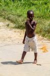 Un bambino cammina sulla strada nella piantagione di Marienburg, Suriname - © Matyas Rehak / Shutterstock.com