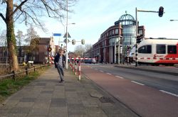 Un bambino corre spaventato da un treno veloce nel centro di Sneek, Olanda - © Sjogger / Shutterstock.com