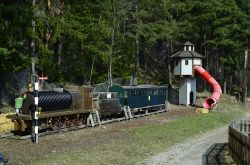 Un bambino gioca con un treno in miniatura della Semmering Railway, Austria - © fritz16 / Shutterstock.com