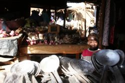 Un bambino in un mercato tipico di Ouagadougou, Burkina Faso - © Vladimir Dvoynikov / Shutterstock.com