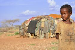 Un bambino in un villaggio nei pressi di Marsabit, nord Kenya - © Adriana Mahdalova / Shutterstock.com