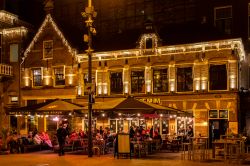 Un bar nel centro storico di Haarlem illuminato di sera, Olanda - © Dalibor Milasinovic / Shutterstock.com