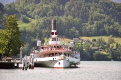 Un battello a vapore con turisti lascia il molo sul lago di Lucerna, Vitznau, Svizzera - © Serjio74 / Shutterstock.com