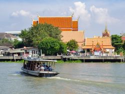 Un battello attraversa il fiume Chao Phraya a Ko Kret, regione di Nonthaburi (Thailandia) - © meboonstudio / Shutterstock.com