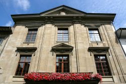 Un bel balcone fiorito nella città di Winterthur, Svizzera.

