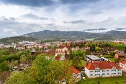 Un bel paesaggio sulla cittadina di Leoben, Austria. Questa località delle Alpi è stata nominata la prima volta nel 904 con il nome di Liupina.

