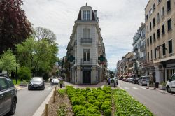 Un bel palazzo ad angolo su una strada di Aix-les-Bains, Francia - © / Shutterstock.com