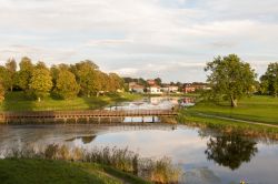 Un bel panorama con ponte sul fossato nella vecchia città di Fredrikstad, Norvegia.
