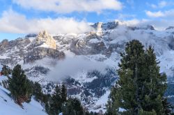 Un bel panorama del Gruppo Sella da Santa Cristina, Val Gardena, Trentino Alto Adige.

