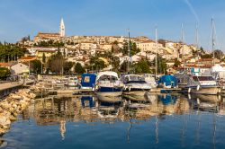 Un bel panorama del porto e del villaggio di Vrsar, Croazia. Sullo sfondo il campanile della cittadina che si trova nell'Istria meridionale.



