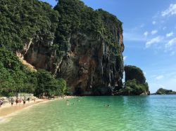 Un bel panorama della spiaggia della grotta di Phra Nang, provincia di Krabi, Thailandia.
