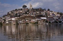 Un bel panorama dell'isola di Janitzio con la statua di Morelos, Messico. E' l'isola più conosciuta del lago di Patzcuaro, sempre affollata di stranieri e messicani.
