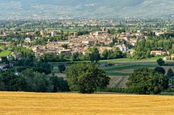 Un bel panorama di Bevagna, Umbria, Italia. Questa località è inserita fra i borghi più belli d'Italia e fra le Bandiere Arancioni.
