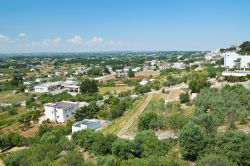 Un bel panorama di Cisternino, Puglia. Il Comune si estende sull'ultimo lembo della Murgia sud orientale pugliese.
