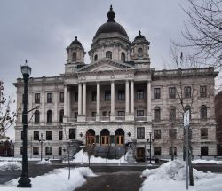 Un bel panorama invernale del Columbus Circle, di piazza della Cattedrale e della Onondaga County Courthouse nel Giorno del Ringraziamento a Syracuse, New York, USA - © debra millet / Shutterstock.com ...