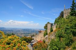 Un bel panorama su San Marino immersa nella natura, Repubblica di San Marino - © Pawel Kielpinski / Shutterstock.com