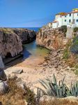 Un bel panorama sulle vecchie case costruite sulle scogliere vicino alla spiaggia di Peniche, Portogallo.

