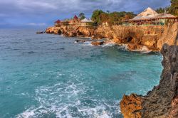 Un bel tramonto a 3 Dives Point nei pressi di Negril, Giamaica. Questo tratto di scogliera è molto popolare per gli affioramenti rocciosi.
