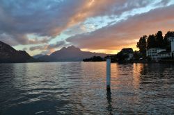 Un bel tramonto sul lago di Lucerna a Weggis, Svizzera.




