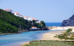 Un bel tratto della spiaggia di Odeceixe nei pressi di Aljezur, Portogallo. Siamo in uno dei luoghi più apprezzati dai surfisti di tutta Europa.
