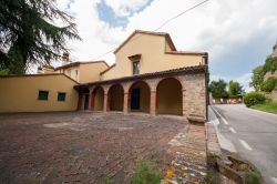 Un bell'edificio con il porticato nel Comune di Gradara, Italia. 
