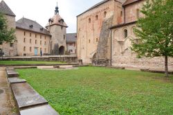 Un borgo tra le montagne del Jura: il villaggio medievale di Romainmotier in Svizzera