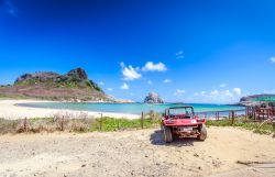 Un buggy parcheggiato vicino ad una spiaggia di Fernando de Noronha, Brasile.
