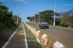 Un buggy sulla strada BR-363 a Fernando de Noronha, Pernambuco, Brasile - © Diego Grandi / Shutterstock.com