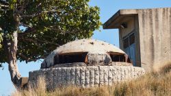 Un bunker militare storico sulla costa a Valona in Albania