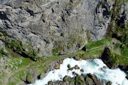 Un burrone visto dall'alto a Pré-Saint-Didier, Valle d'Aosta. Il territorio di questo Comune si estende ai piedi dell'orrido di Verney.
