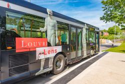 Un bus alla fermata del museo del Louvre-Lens a Lens, Passo di Calais (Francia) - © Takashi Images / Shutterstock.com
