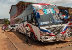 Un bus colorato parcheggiato nei pressi del Teatro Reale di Kampala, Uganda - © Andreas Marquardt / Shutterstock.com