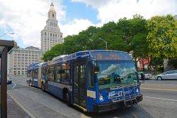 Un bus della linea CT Transit nel centro di Hartford, Connecticut, USA - © Wangkun Jia / Shutterstock.com