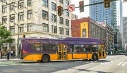 Un bus elettrico a emissioni zero all'angolo di una strada nel centro di Seattle, Washington - © Ceri Breeze / Shutterstock.com