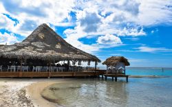 Un caffè con il tetto in paglia sulla spiaggia di Boca Chica, Repubblica Dominicana.
