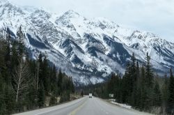 Un camion sulla Trans-Canada Highway (Hwy 1) fuori Revelstoke (Canada). Si tratta di un sistema di autostrade misto a strade di giurisdizione federale e provinciale che  unsice le dieci ...