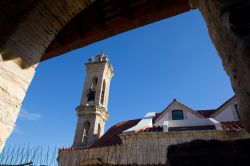 Un campanile del villaggio di Omodos visto attraverso un arco, Limassol, Cipro.
