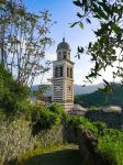Un campanile di una chiesa di Levanto in Liguria. A fasce alterne di marmo bianco di Carrara e serpentinite verde, questa torre campanaria fa parte della chiesa di Sant'Andrea Apostolo.
 ...