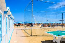 Un campo da beach volley con sullo sfondo una ...