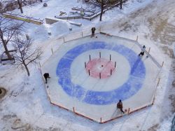 Un campo da curling al parco The Forks a Winnipeg, Manitoba, Canada. Quest'area si trova alla confluenza dei fiumi Assiniboine e Rosso.
