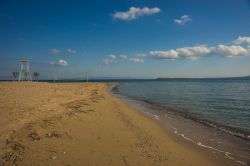 Un campo da pallavolo sulla spiaggia di Angistri, Grecia, nei pressi della città di Scala - © siete_vidas / Shutterstock.com