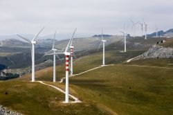 Un campo eolico devasta il paesaggio vicino a Frosolone in Molise - © Alessia Pierdomenico / Shutterstock.com