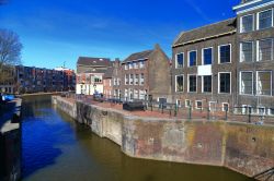 Un canale con le tipiche case nella città vecchia di Schiedam, Olanda.
