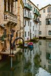 Un canale di Treviso con antichi palazzi, Veneto. Per raggiungere alcune dimore è possibile utilizzare le tradizionali barche in legno.
