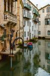 Un canale di Treviso con antichi palazzi, Veneto. Per raggiungere alcune dimore è possibile utilizzare le tradizionali barche in legno.
