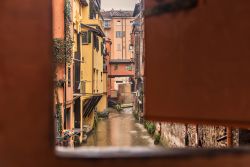 Un canale nascosto tra i vicoli del centro di Bologna, Emilia-Romagna