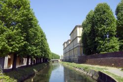 Un canale attraversa il  borgo di Soncino in Lombardia
