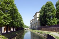 Un canale attraversa il  borgo di Soncino in Lombardia